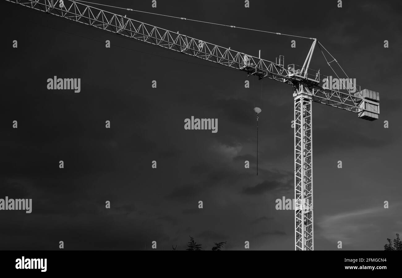 Gru da costruzione fotografata in un cantiere in Italia. Foto Stock