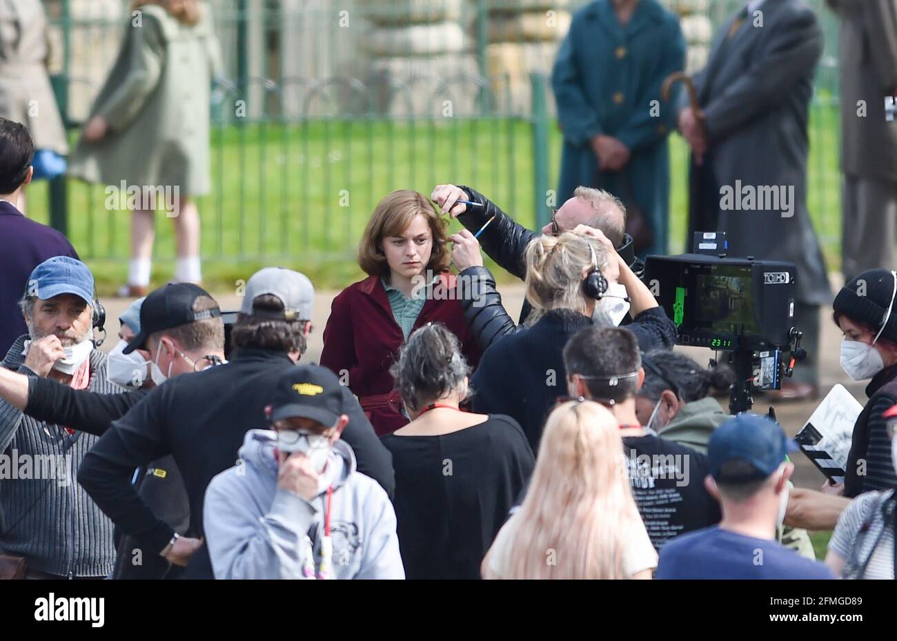Brighton UK 9 maggio 2021 - Emma Corrin ha fatto i suoi capelli durante la ripresa di una scena per il film 'il mio poliziotto' nei Royal Pavilion Gardens di Brighton oggi . Il film che è ambientato negli anni '50 è stato girato intorno alla città in varie posizioni nel corso delle prossime due settimane: Credit Simon Dack / Alamy Live News Foto Stock