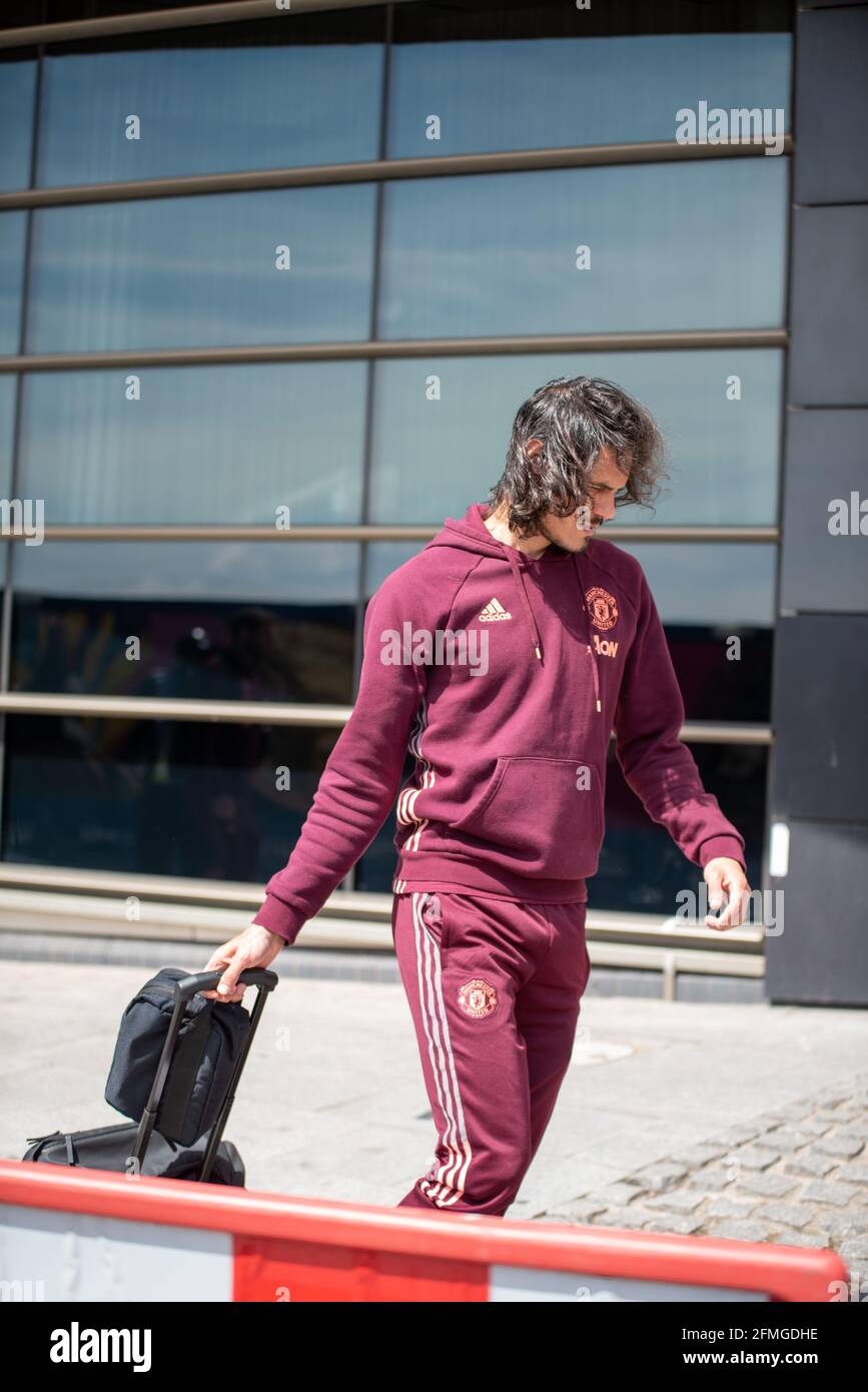 Birmingham, Regno Unito. 9 maggio 2021. Edinson Cavani lotta con la sua valigia mentre lascia il Clayton Hotel nel centro di Birmingham intorno a mezzogiorno 9 maggio prima di una partita contro Aston Villa. Credit: Ryan Underwood/Alamy Live News Foto Stock