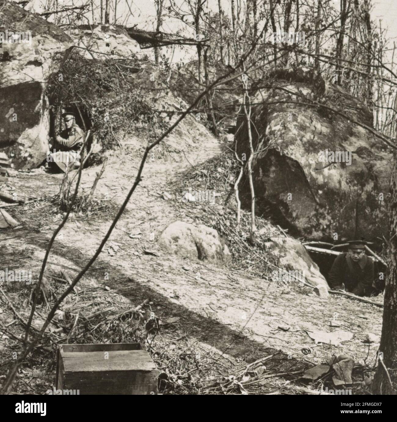 Forti dugate in buchi sotto enormi rocce, a Belleau Woods, Francia durante la prima guerra mondiale Foto Stock