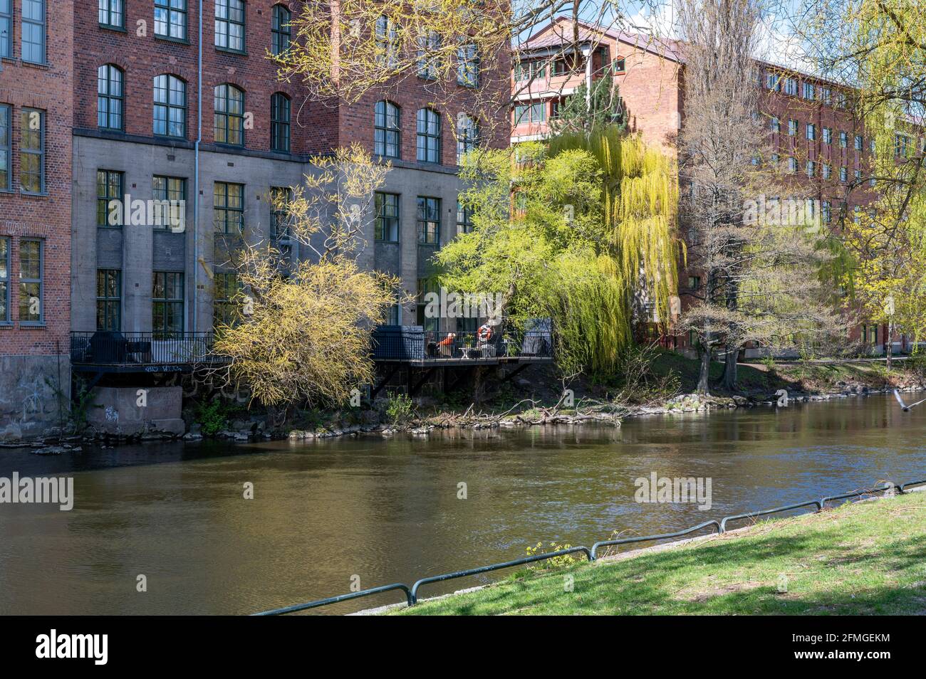 Parco acquatico Strömparken e fiume Motala all'inizio di maggio 2021 a Norrköping, Swede Foto Stock