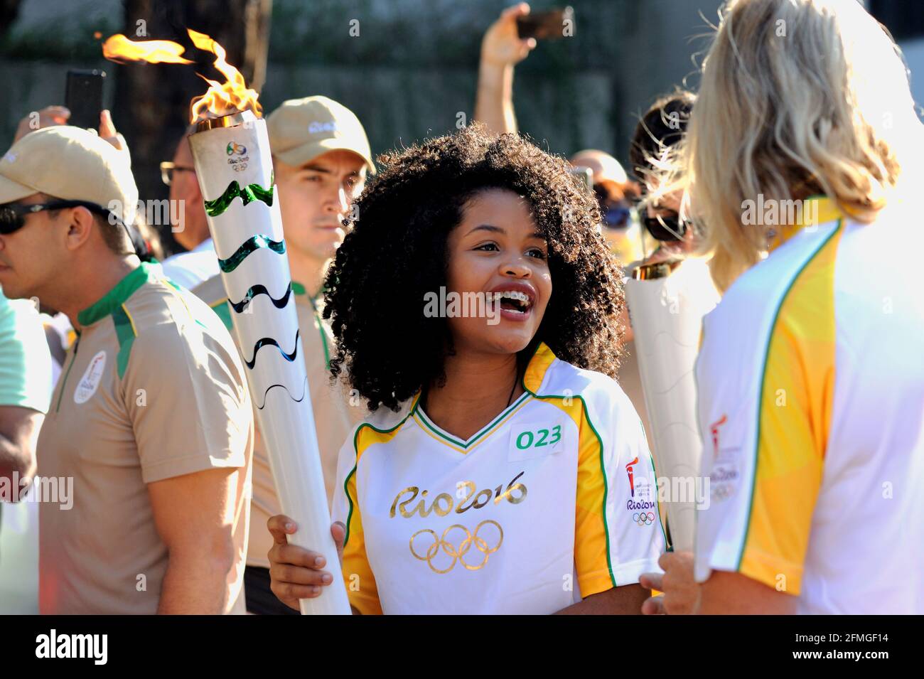Brasile – 5 agosto 2016: Una torcicolatrice mostra la sua emozione e orgoglio durante le ultime ore di 2016 Olympic Torch Relay nella zona sud di Rio de Janeiro. Foto Stock