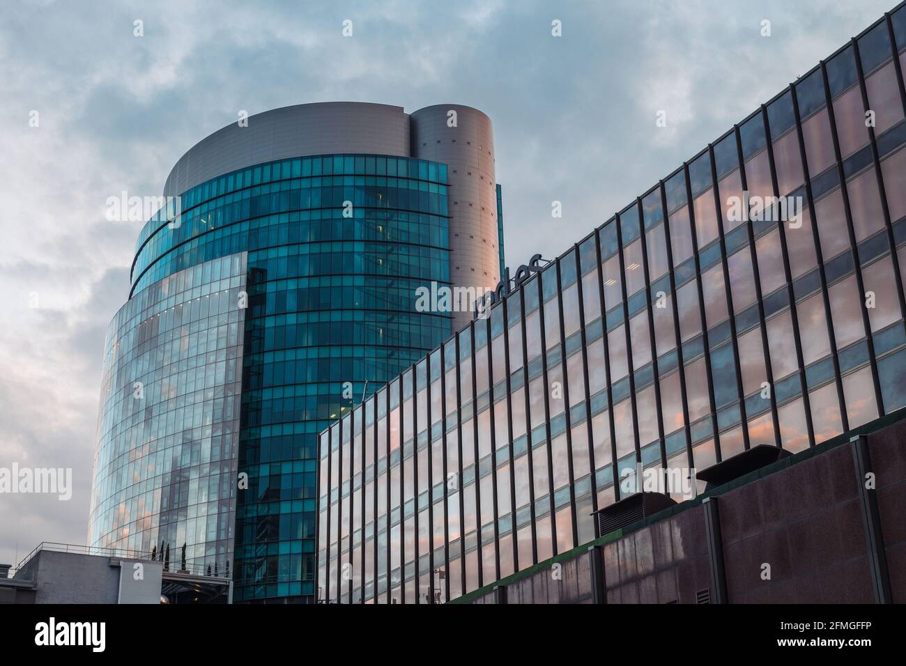 MADRID - 1 MAGGIO 2021: Vista dall'angolo basso dei moderni edifici per uffici nel quartiere commerciale AZCA di Madrid, Spagna. Foto Stock