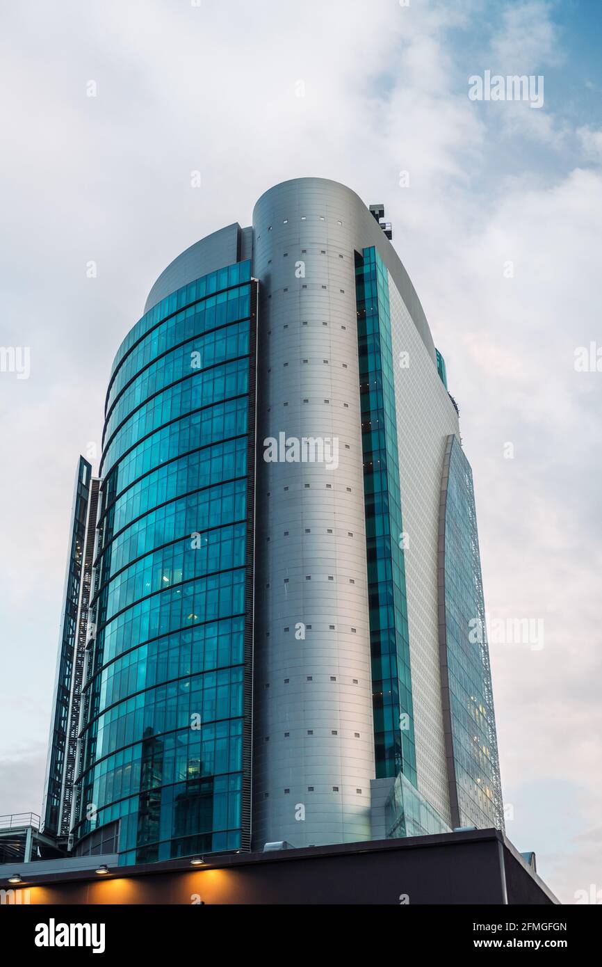 MADRID - 1 MAGGIO 2021: Vista dall'angolo basso dei moderni edifici per uffici nel quartiere commerciale AZCA di Madrid, Spagna. Foto Stock