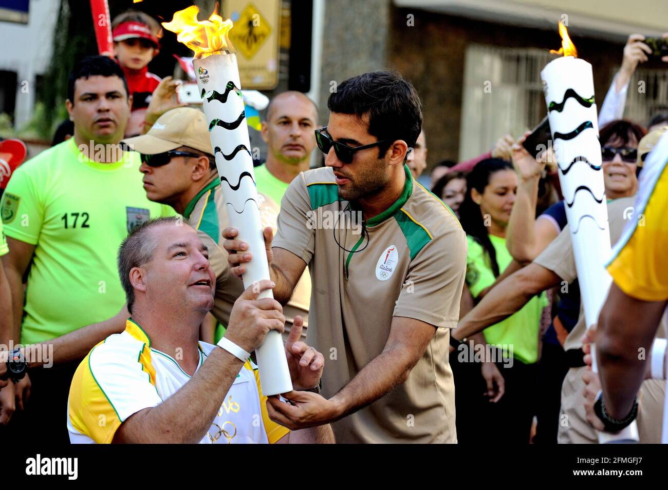 Olimpiadi, Brasile – 5 agosto 2016: Un torcicoliere durante il relè olimpico della torcia per le Olimpiadi Rio 2016 nella zona meridionale della città. Foto Stock