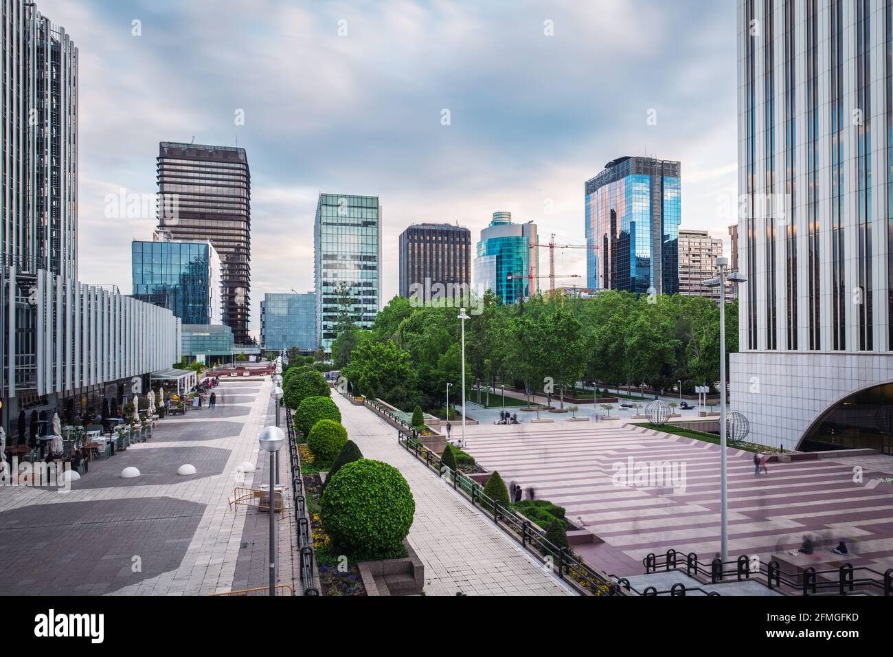Vista grandangolare del quartiere finanziario e degli affari AZCA di Madrid al crepuscolo, Spagna. Esposizione lunga. Foto Stock