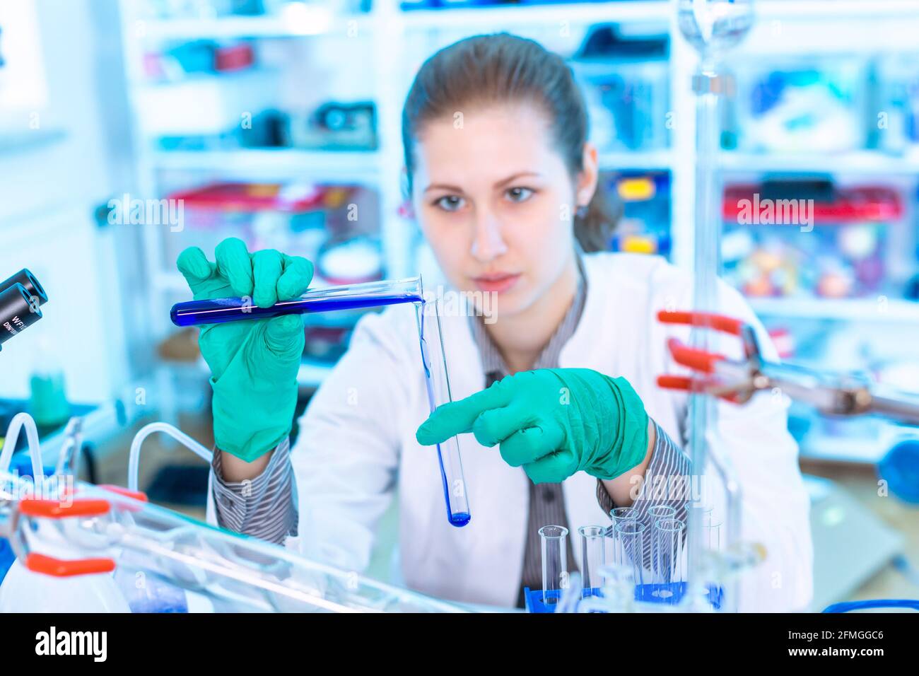 Giovane donna in un laboratorio farmacologico. Sviluppo e ricerca di farmaci antiallergici Foto Stock