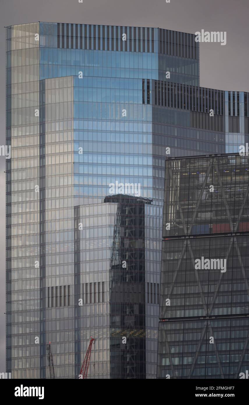 Rivestimento in vetro di 22 Bishopsgate e 122 Leadenhall Street, il Cheesegrater, nella città di Londra, maggio 2021 Foto Stock
