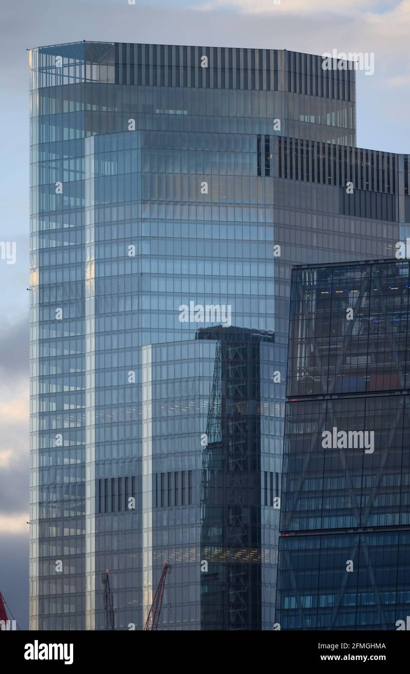 Rivestimento in vetro di 22 Bishopsgate e 122 Leadenhall Street, il Cheesegrater, nella città di Londra, maggio 2021 Foto Stock
