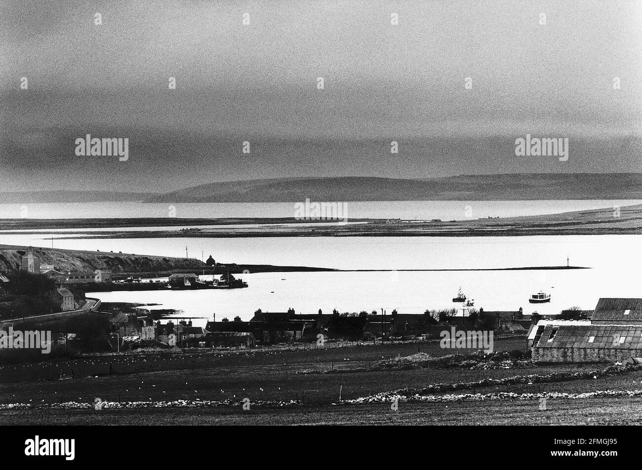 Vista sulla città e la baia di St Margarets Hope, South Ronaldsay nelle Orkney Isles in Scozia Foto Stock