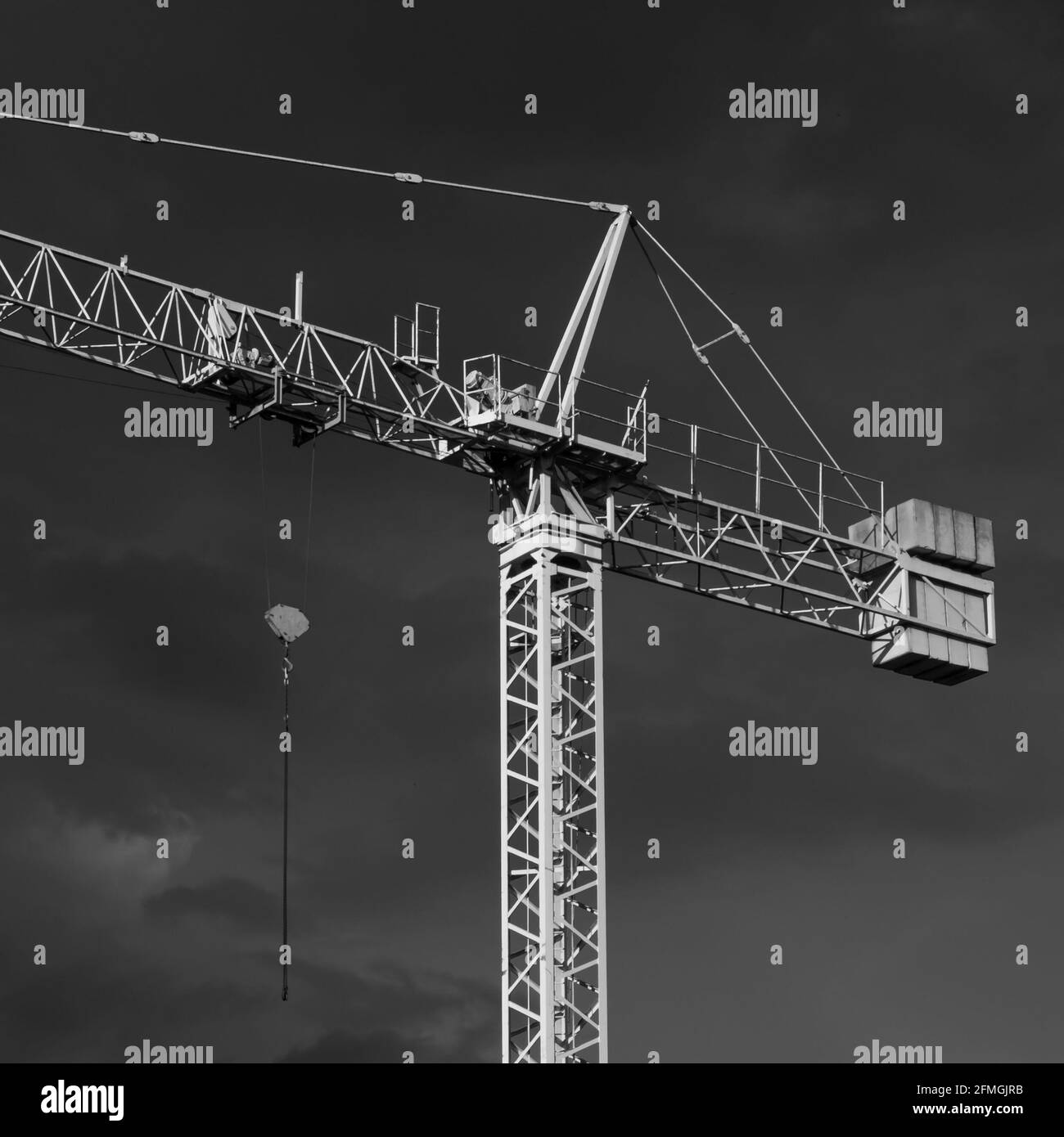 Gru da costruzione fotografata in un cantiere in Italia. Foto Stock