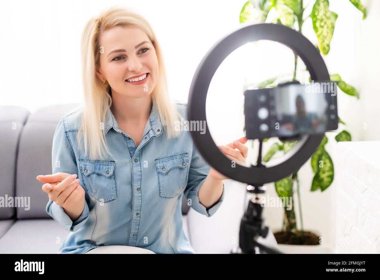 Blogger di bellezza della donna matura, video di trucco delle registrazioni  per le donne anziane Foto stock - Alamy