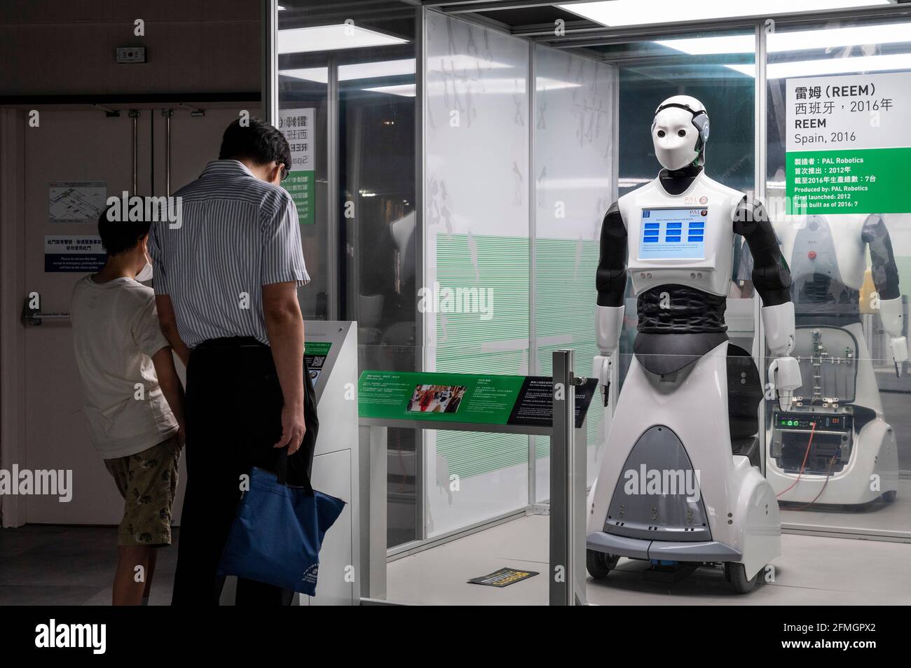 Hong Kong, Cina. 8 maggio 2021. Un padre e suo figlio guardano al robot spagnolo "Reem" in mostra durante la mostra "ROBOTS" al Museo della Scienza di Hong Kong l'8 maggio 2021. La mostra esplora la storia di 500 anni dei robot umanoidi e la ricerca artistica e scientifica per capire cosa significa essere umani. Credit: SOPA Images Limited/Alamy Live News Foto Stock