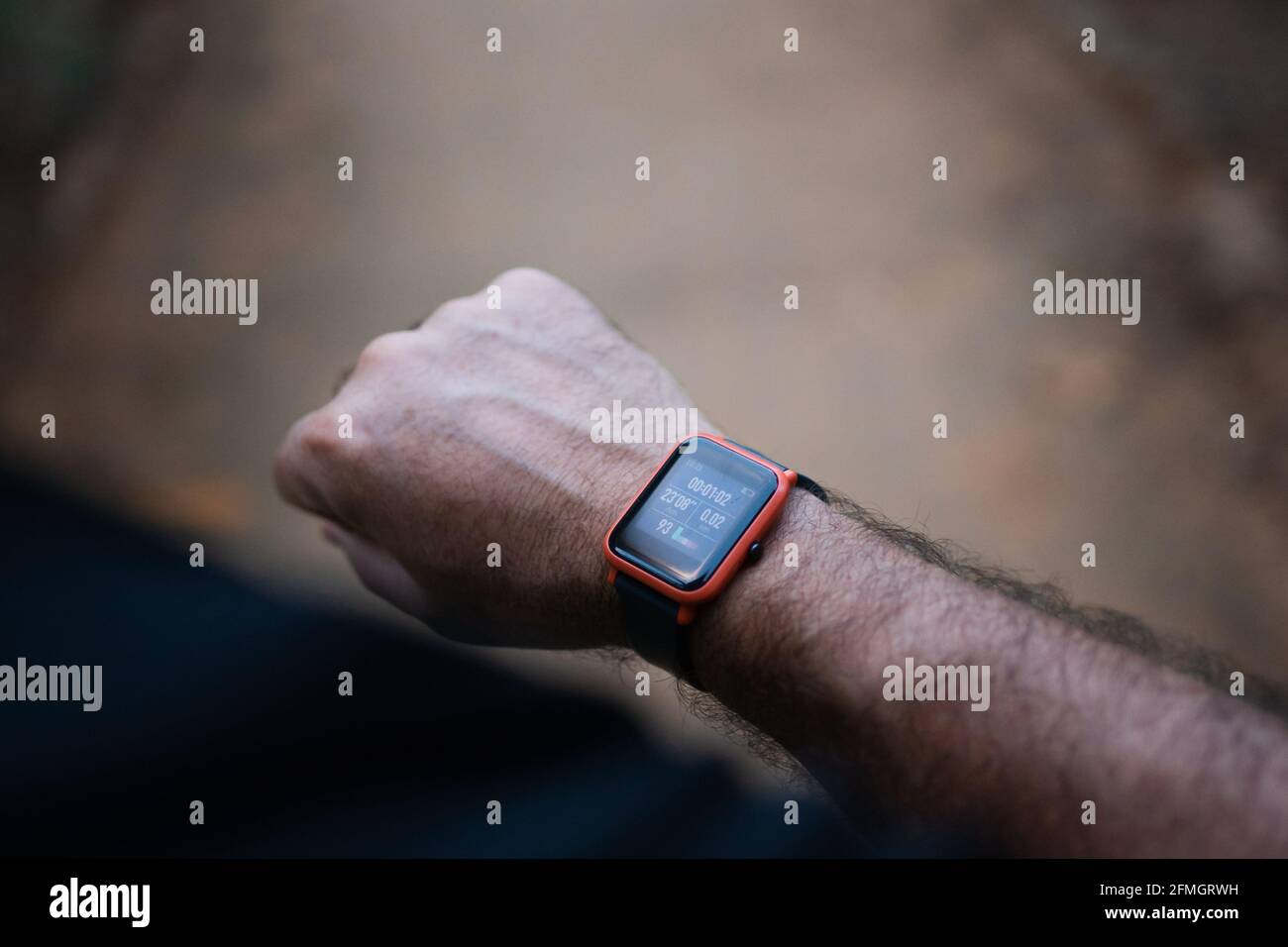 Un uomo che guarda il suo orologio intelligente per vedere il suo cuore  velocità e distanza camminate Foto stock - Alamy