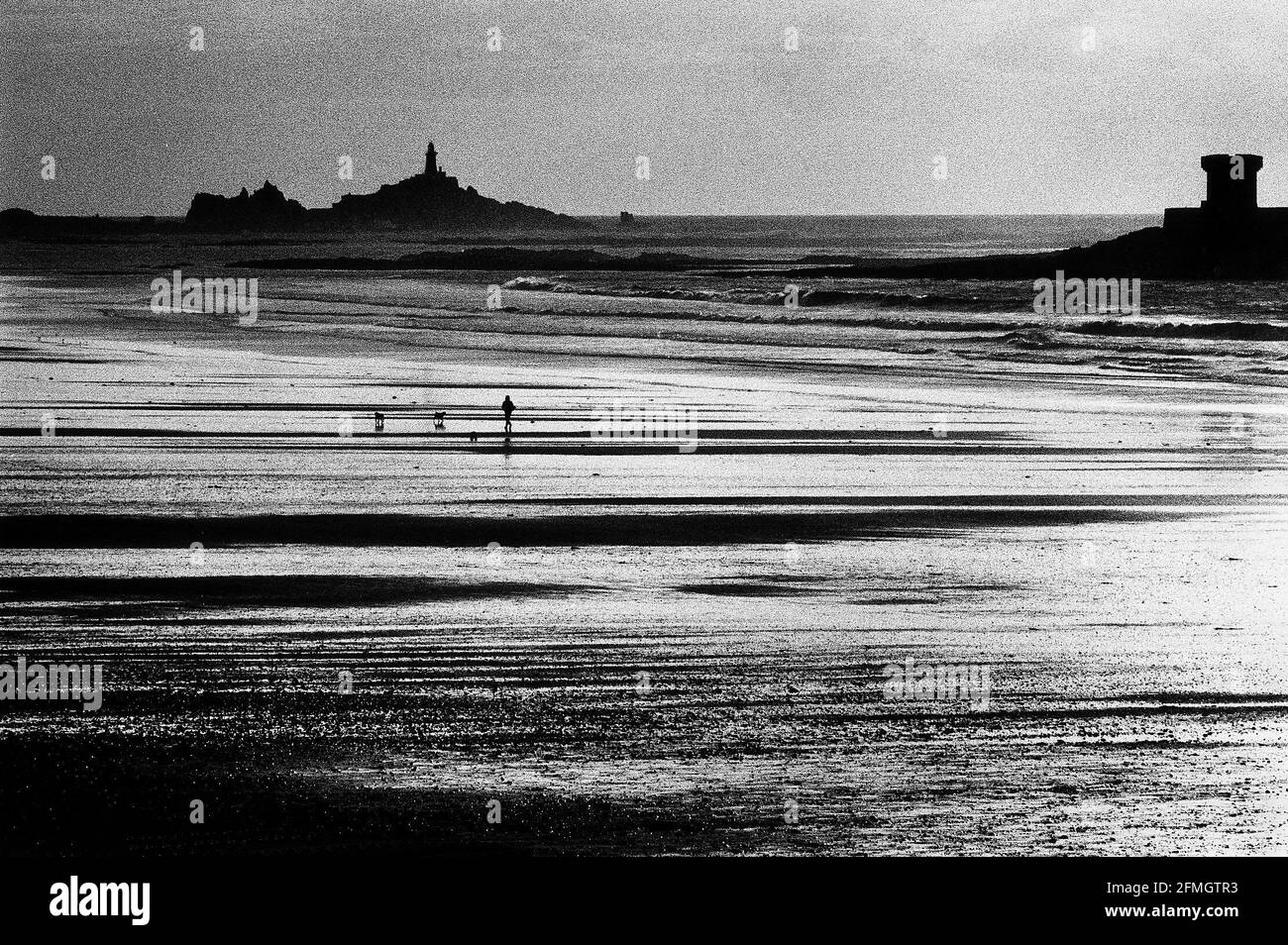 Maglia St Ouens Bay con Corbiere LighthouseLa Rocco Tower in Il Dbase di sfondo Foto Stock