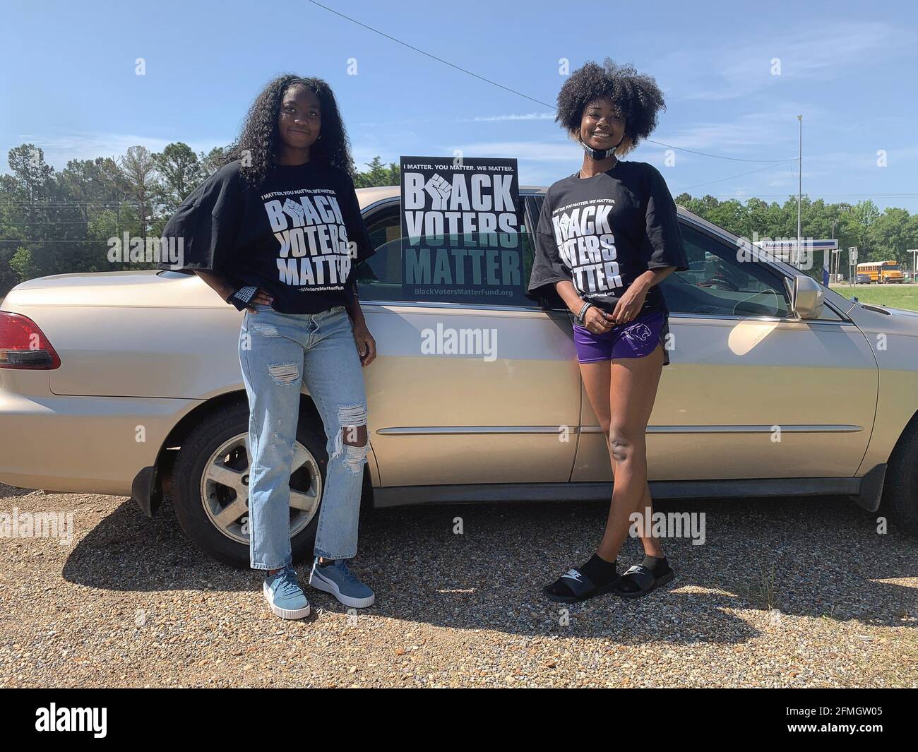 Montgomery, Alabama, Stati Uniti. 8 maggio 2021. Queste giovani donne che indossano le camicie Black votanti non sono abbastanza vecchie per votare, ancora, ma è venuto a partecipare al John Lewis voting Rights Advancement Action Day Votercade che è andato da Selma a Montgomery. Credit: Sue Dorfman/ZUMA Wire/Alamy Live News Foto Stock