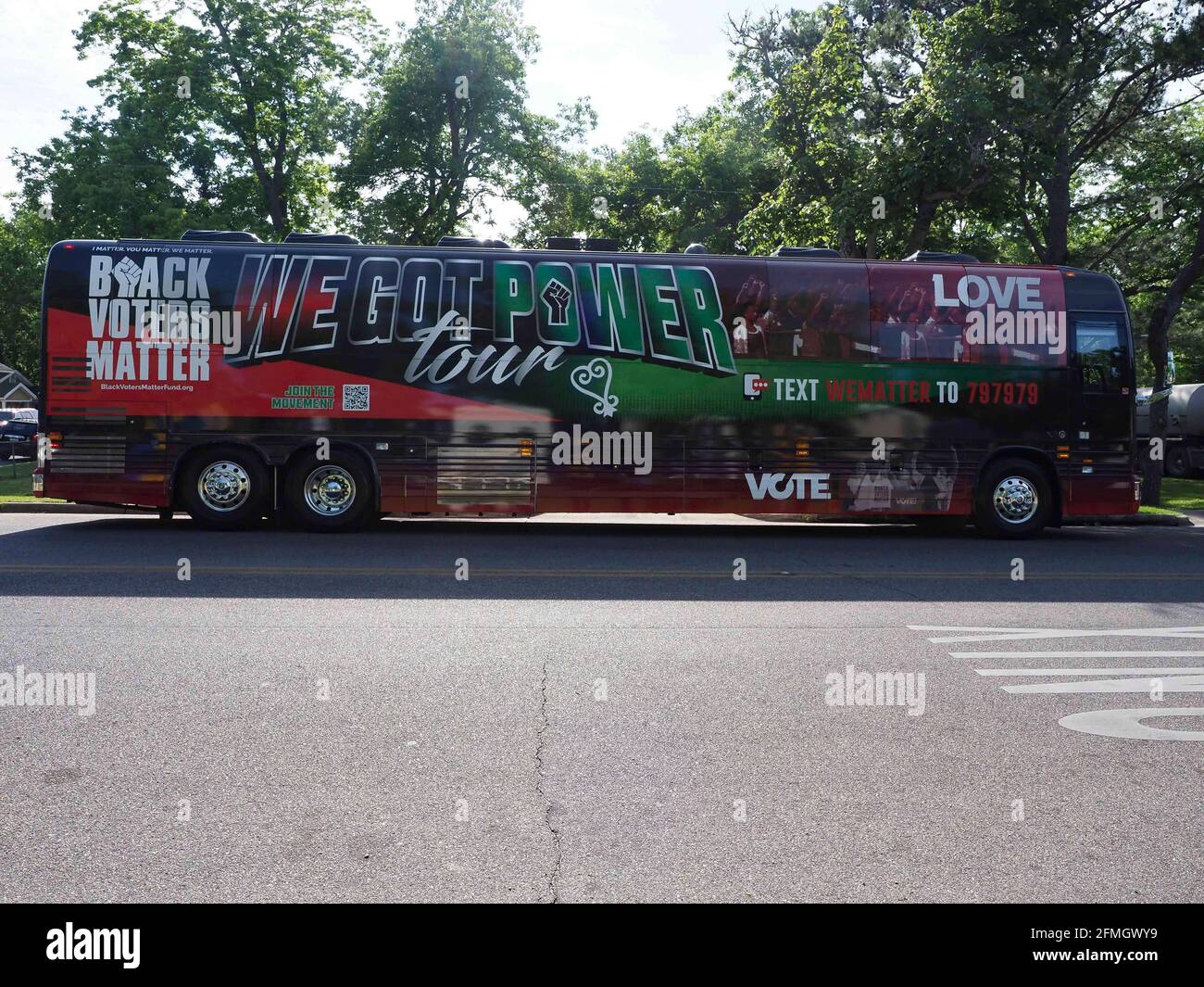 Montgomery, Alabama, Stati Uniti. 8 maggio 2021. Un autobus Black votanti questione riposa in un parcheggio a Montgomery, Alabama dopo aver condotto una carovana auto di centinaia. Credit: Sue Dorfman/ZUMA Wire/Alamy Live News Foto Stock