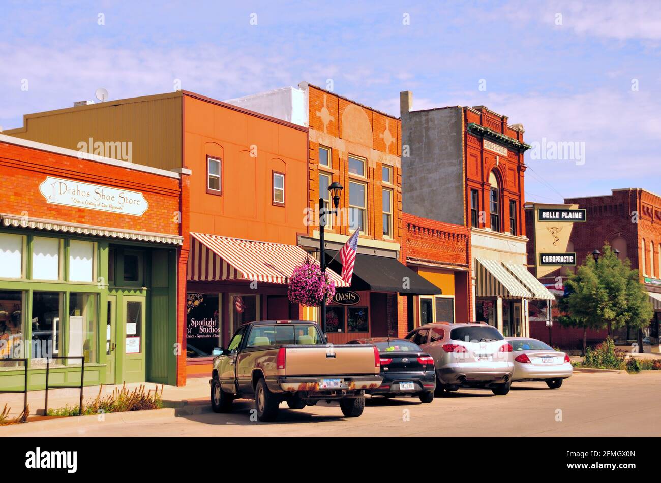 Belle Plaine, Iowa, Stati Uniti. La scena di Main Street e' tipica dell'architettura e dell'atmosfera di una piccola cittadina nel Midwest degli Stati Uniti. Foto Stock