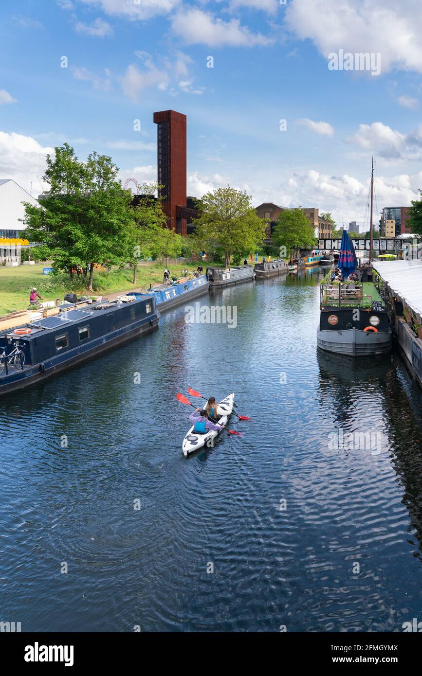 Sviluppo di Hackney Wick, studi di artisti, spazi industriali, caffè, ristoranti creativi, Birrerie artigianali e bar lungo il canale di navigazione River Lee Foto Stock