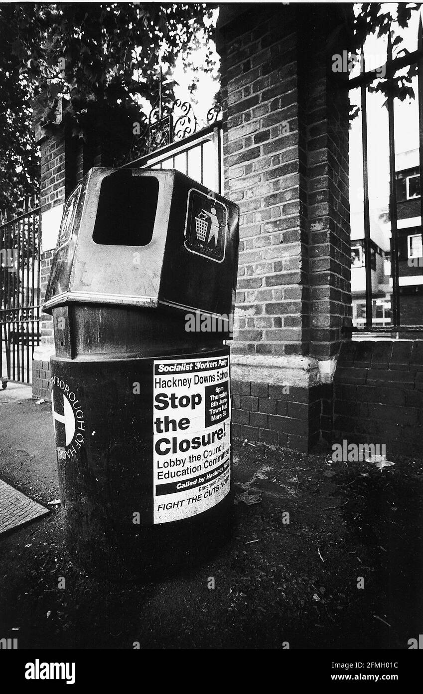 Hackney Downs School la prima scuola dove il governo ha Inviato in una task force speciale a causa dei risultati dell'istruzione Poster che Condeming la chiusura della Scuola da parte del socialista Festa sul cestino dBase Foto Stock