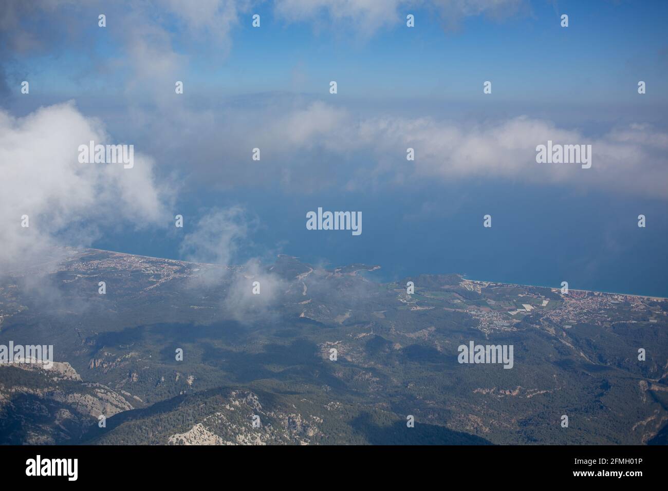 Vista sul mare Mediterraneo e sul costo dalla cima della montagna attraverso le nuvole. Foto Stock