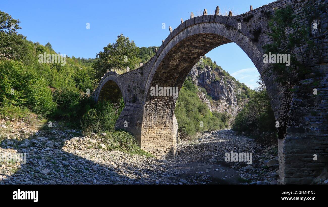 Vecchio ponte di pietra di Plakida, Zagori Ioannina, Epiro, Grecia Foto Stock