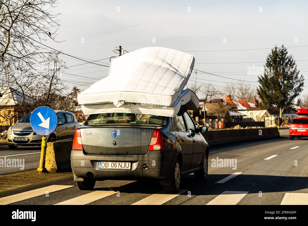 Materasso sul tetto dell'automobile, Dacia Logan che trasporta i materassi  sul tetto a Bucarest, Romania, 2021 Foto stock - Alamy