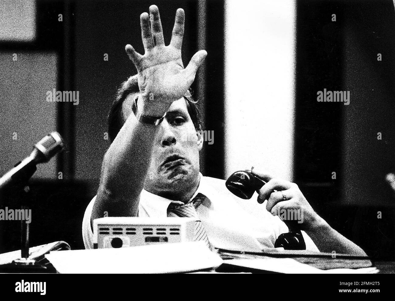 Concessionari Finanza Borsa rivenditore presso la sede centrale HOFEX barclays seduto alla scrivania con microfono del telefono sollevato a mano Foto Stock