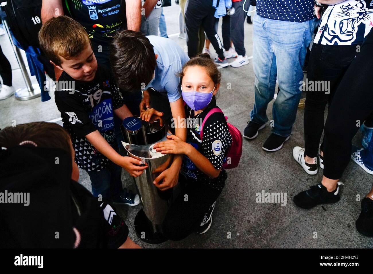 Malaga, Spagna. 01 Maggio 2021. I bambini posano con il trofeo EHF durante l'arrivo dei giocatori Rincon Fertilidad Malaga all'aeroporto di Malaga dopo aver vinto la Coppa europea EHF a Zagabria. Credit: SOPA Images Limited/Alamy Live News Foto Stock