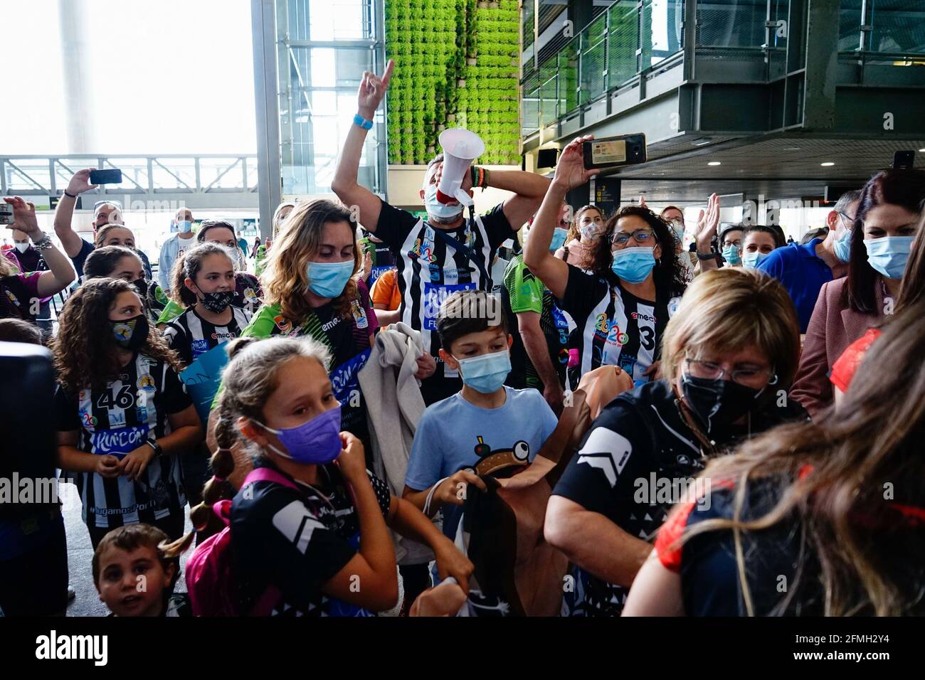 Malaga, Spagna. 01 Maggio 2021. Tifosi che festeggiano durante l'arrivo dei giocatori Rincon Fertilidad Malaga all'aeroporto di Malaga dopo aver vinto la Coppa europea EHF a Zagabria. Credit: SOPA Images Limited/Alamy Live News Foto Stock