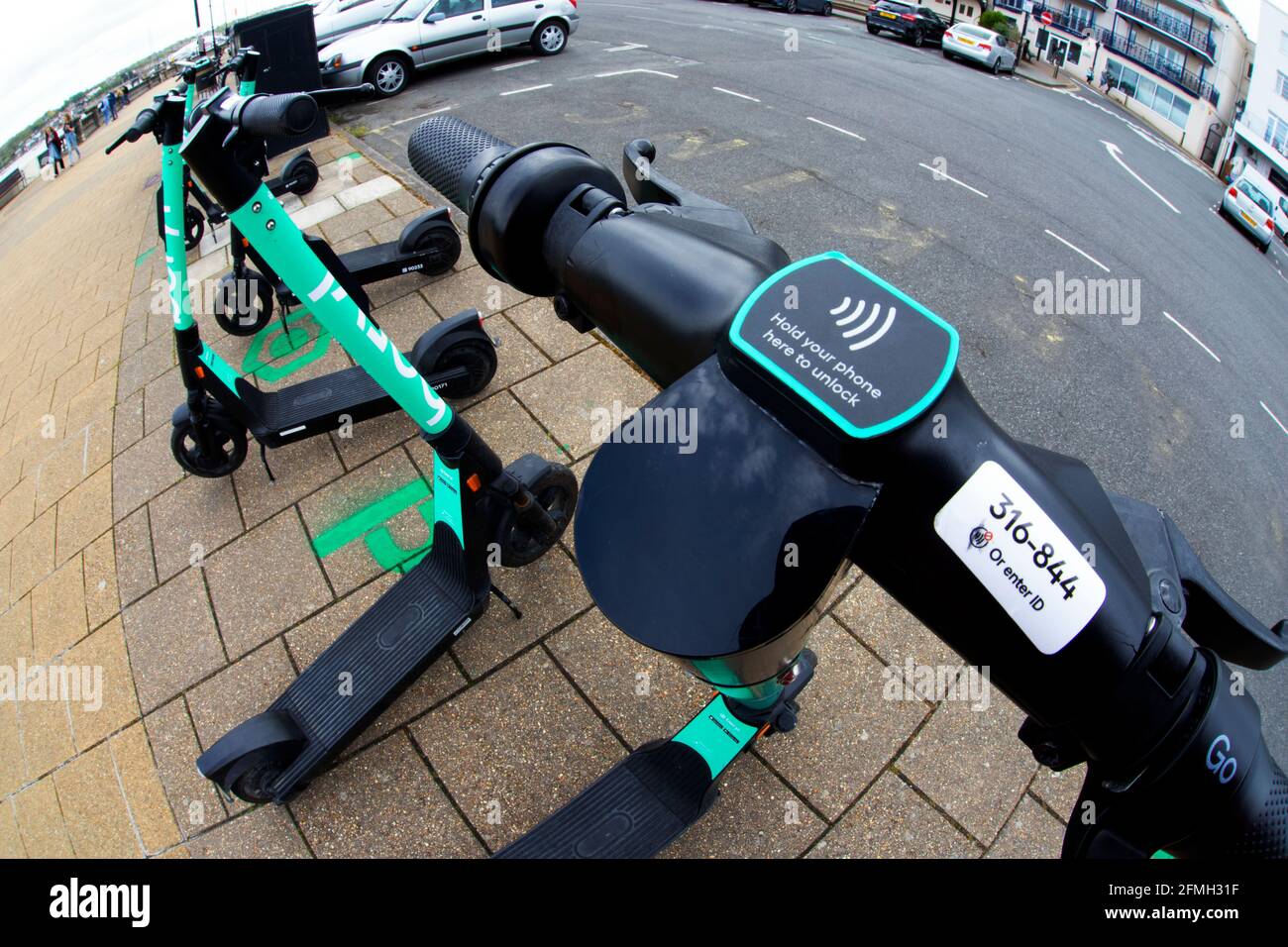Primo piano,su,Beryl,batteria,e-scooter,e,spiaggia,1,scooter,noleggio,scooter, Cowes,Isola di Wight,Inghilterra,Gran Bretagna,britannico,UK, Foto Stock