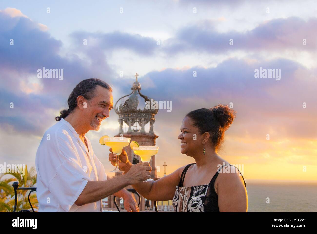 Il chitarrista Guillermo 'Willow' Brizio e la cantante jazz Beverly Moore si tostano con margarita drink, Puerto Vallarta, Messico. N. 613PV Foto Stock