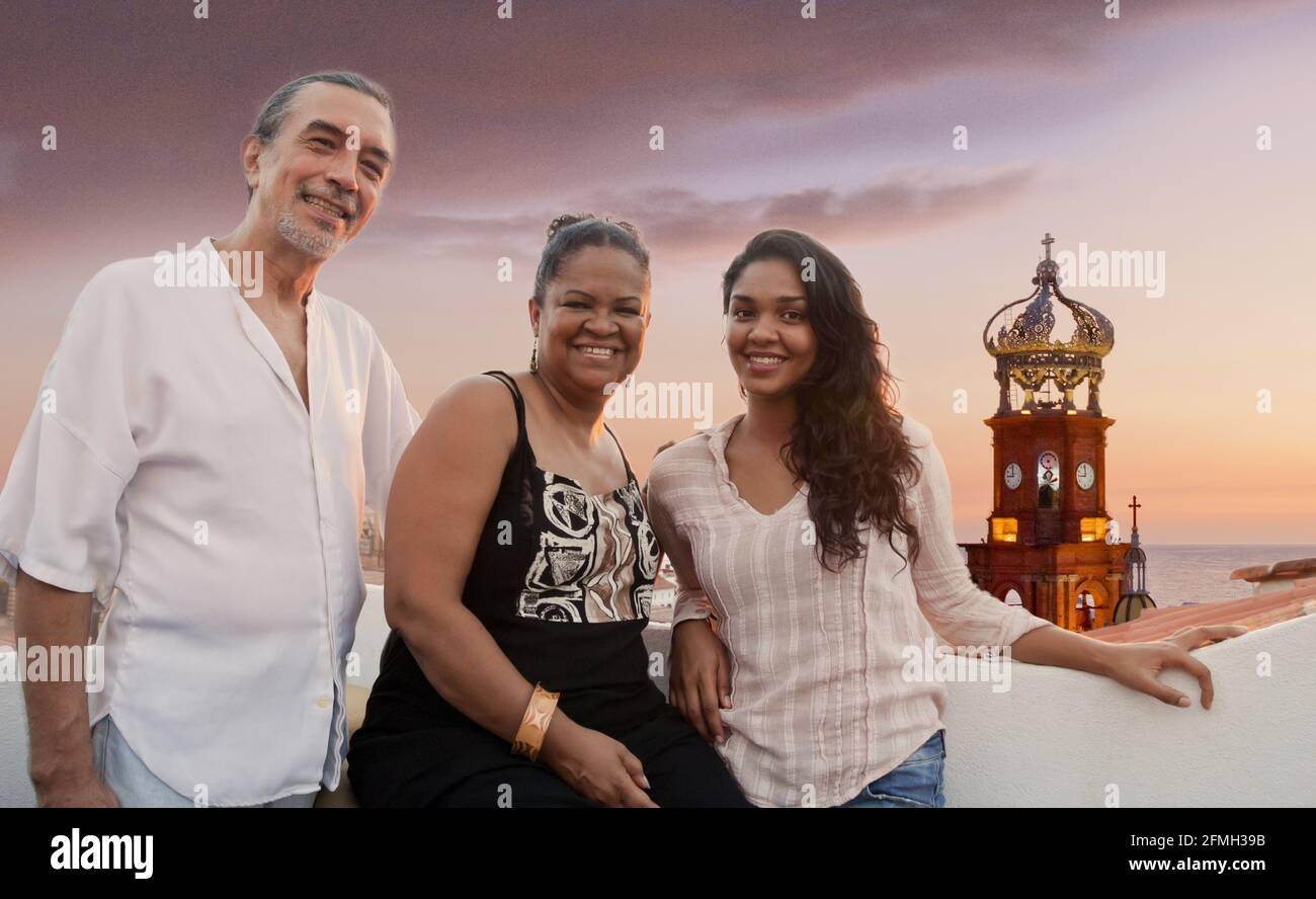 Famiglia sul patio al piano superiore con vista sulla chiesa di nostra Signora di Guadalupe – Puerto Vallarta, sulla costa occidentale del Messico. N. 613PV Foto Stock