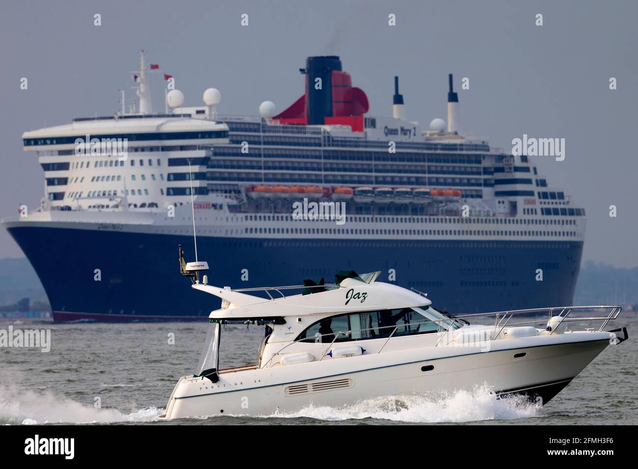 Motore, barca, lusso, gin, palazzo, costoso, potenza, Queen Mary 2, il Solent, Cowes, Isola di Wight, Inghilterra, Regno Unito Foto Stock