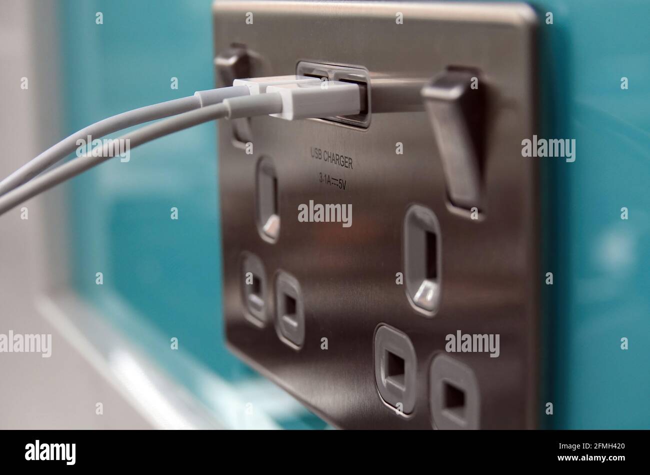 Un'interfaccia di un cavo USB bianco collegato a un presa Foto Stock