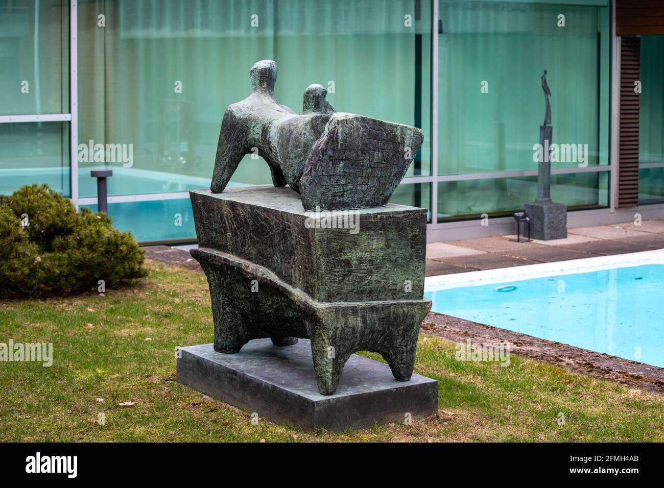 Figura reclinabile sul piedistallo (1960). Una scultura di Henry Moore nel giardino del Museo d'Arte Didrichsen nel quartiere Kuusisaari di Helsinki, Finlandia. Foto Stock
