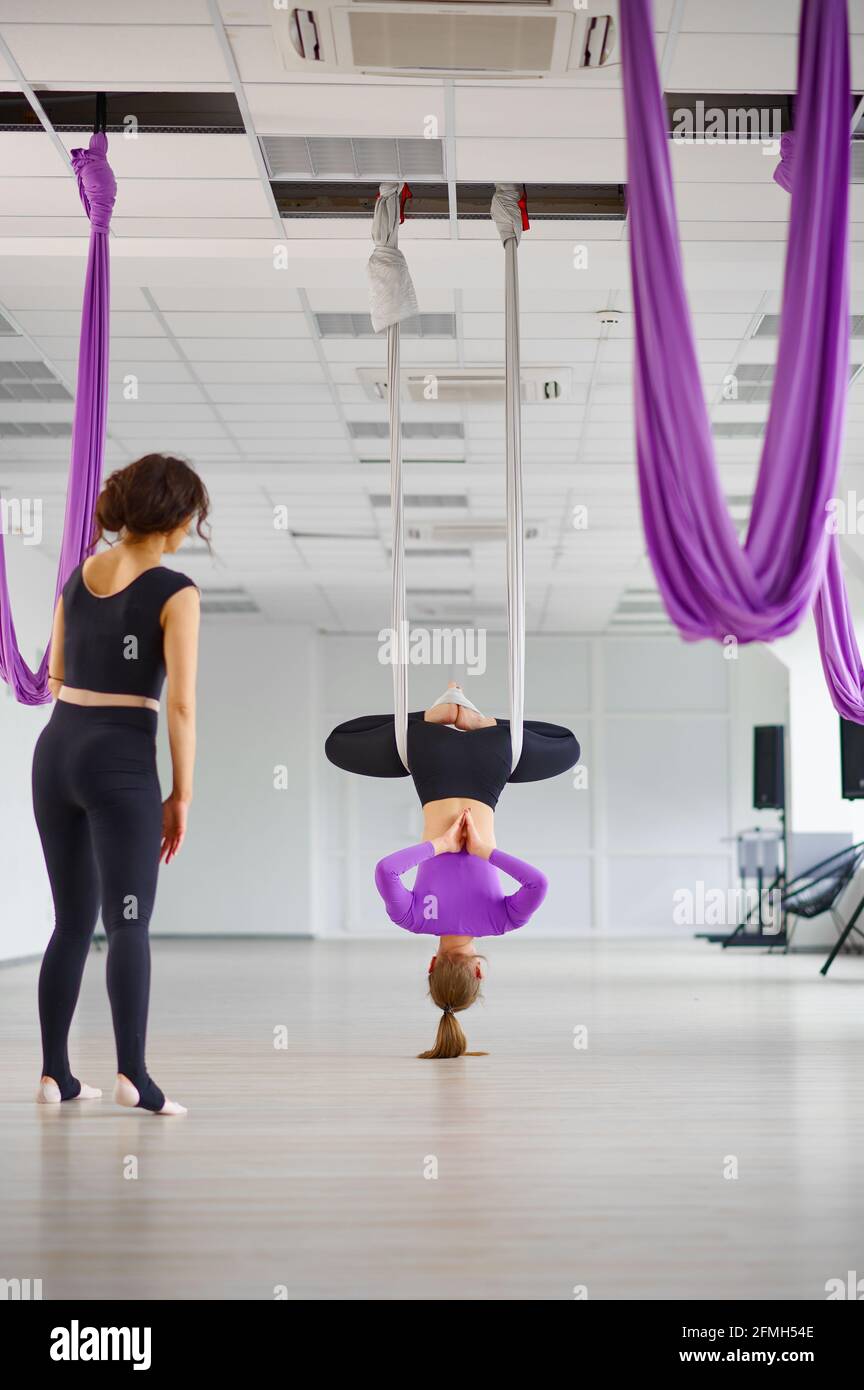 Yoga aereo, donna e istruttore femminile Foto Stock