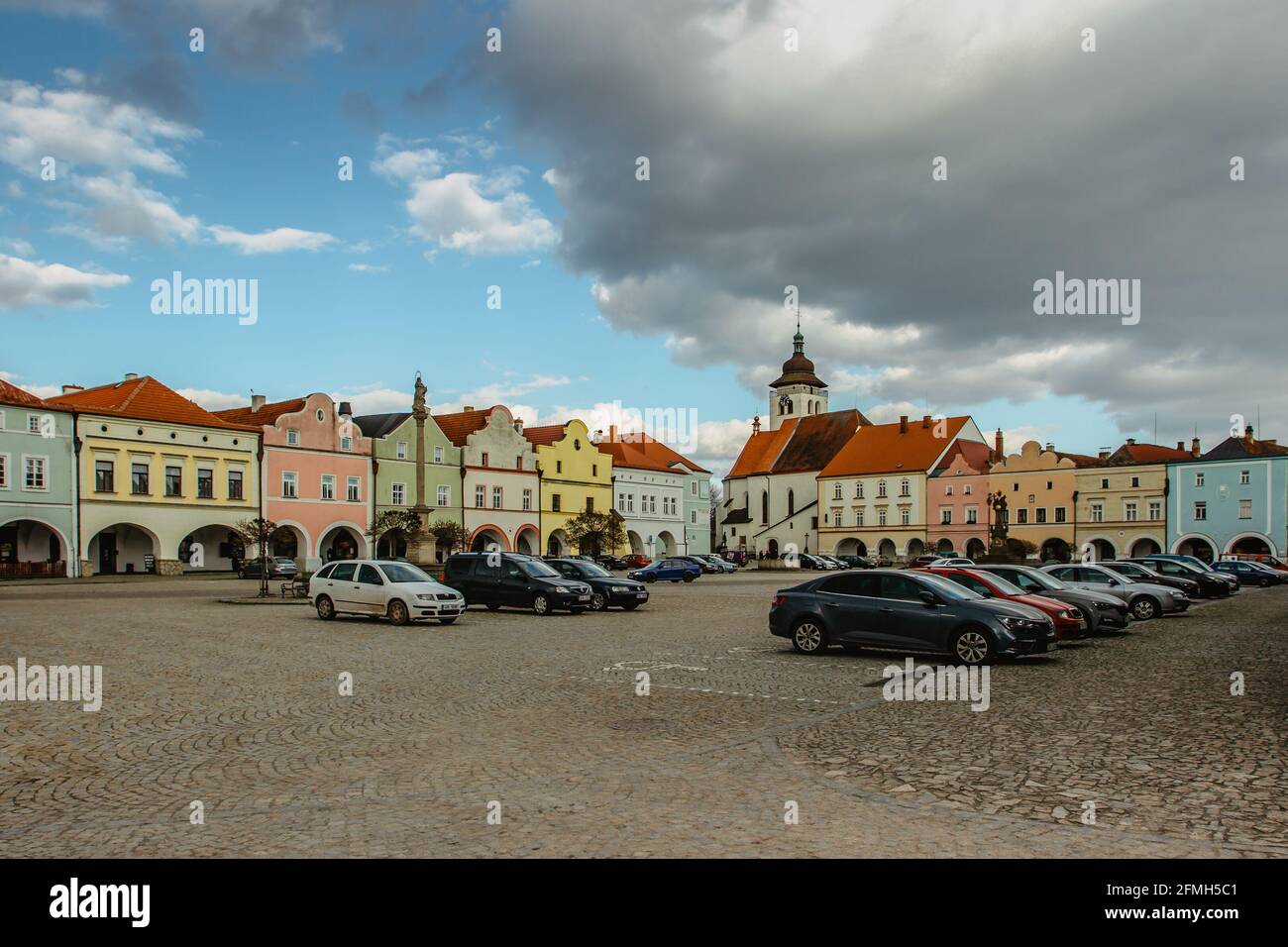 Nove Mesto nad Metuji, repubblica Ceca - 23 aprile 2021. Centro storico della città con l'affascinante Piazza Hus, case colorate e il famoso Castello. Foto Stock