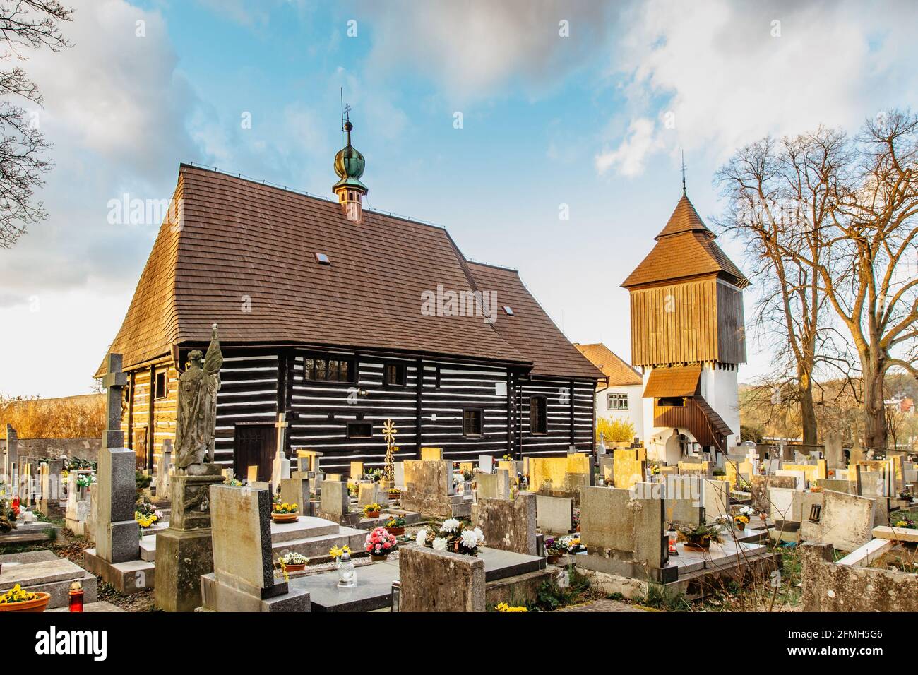 Antico cimitero e chiesa in legno di San Giovanni Battista con campanile rinascimentale costruito nel 16 ° secolo nel villaggio di Slavonov, repubblica Ceca. Foto Stock