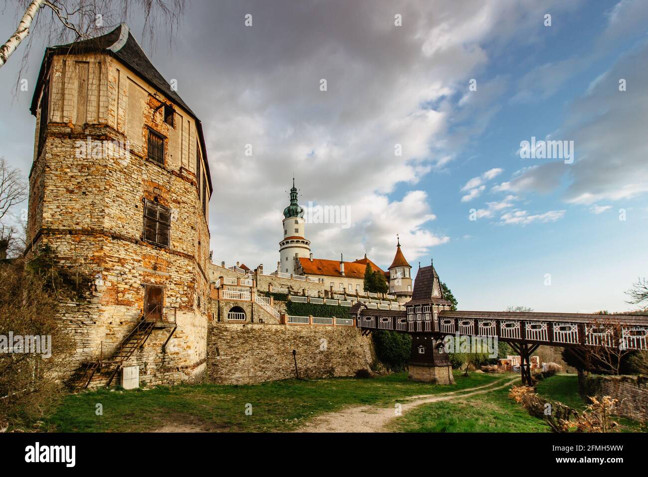 Vecchio ponte in legno intagliato Jurkovic con affascinante torre del castello in nove Mesto nad Metuji, perla della Boemia Orientale, Repubblica Ceca rinascita Foto Stock