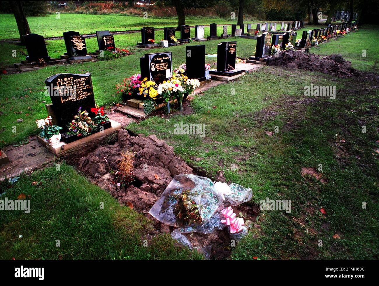 Dr. Harold Shipman omicidi ottobre 1998La tomba esumata di Bianka Pomfret in Hyde Cemetery sullo sfondo è un altro esumato Tomba di Giacomo Matthew e di sua moglie Marie Foto Stock