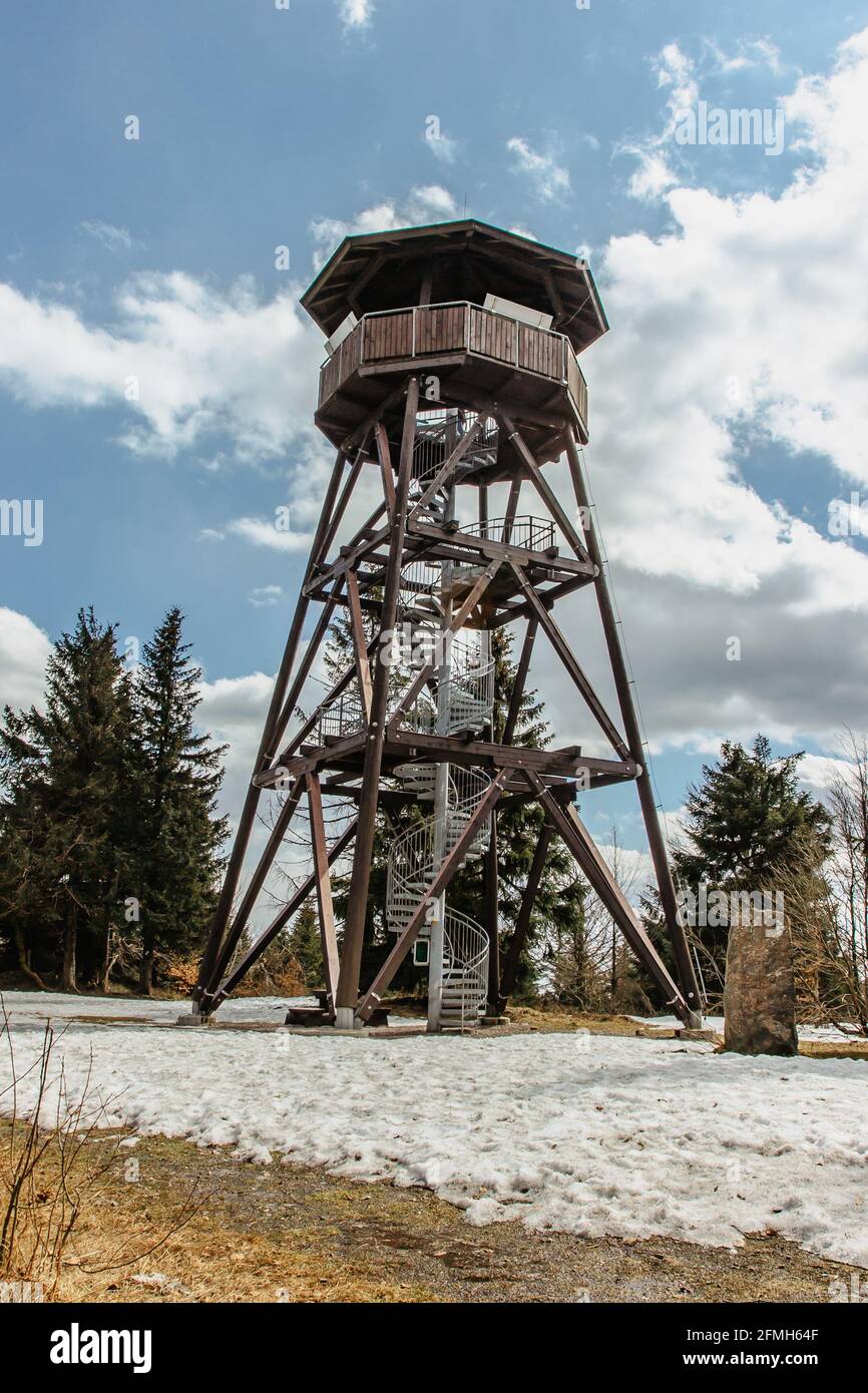 Torre di osservazione di legno chiamata Anna sul picco Anensky in Orlicke Montagne, Repubblica Ceca. Scala a spirale di torre di osservazione, costruzione con metallo Foto Stock