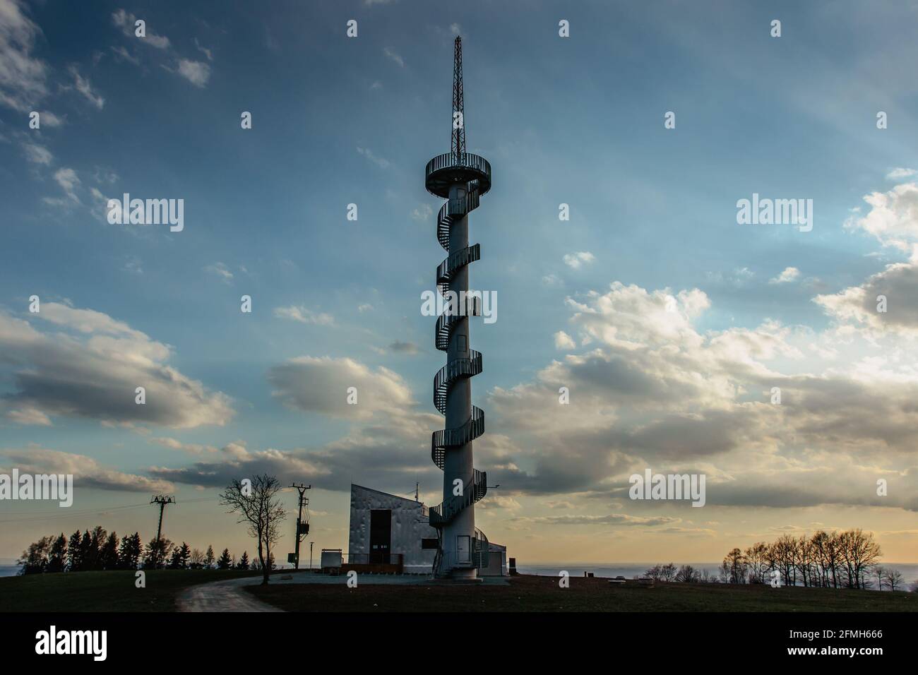 Torre di osservazione moderna sulla collina di Sibenik, vicino al villaggio di Novy Hradek, Eagle, Orlicke, Montagne, Repubblica Ceca.colonna della centrale eolica originale Foto Stock