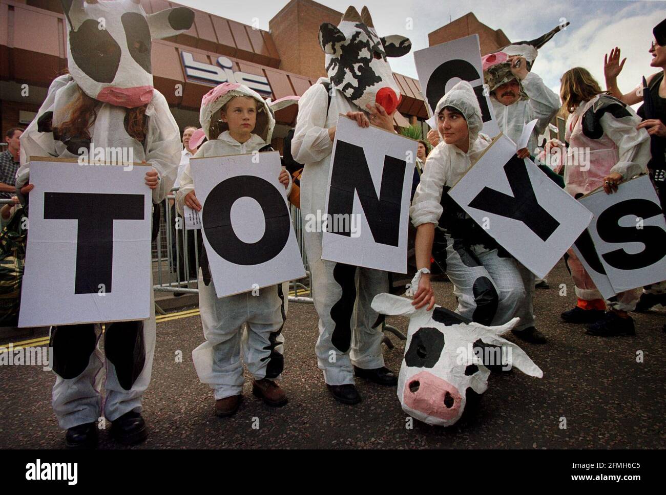 Dimostrazione anti GM settembre 1999 fuori dalla conferenza sul lavoro Foto Stock