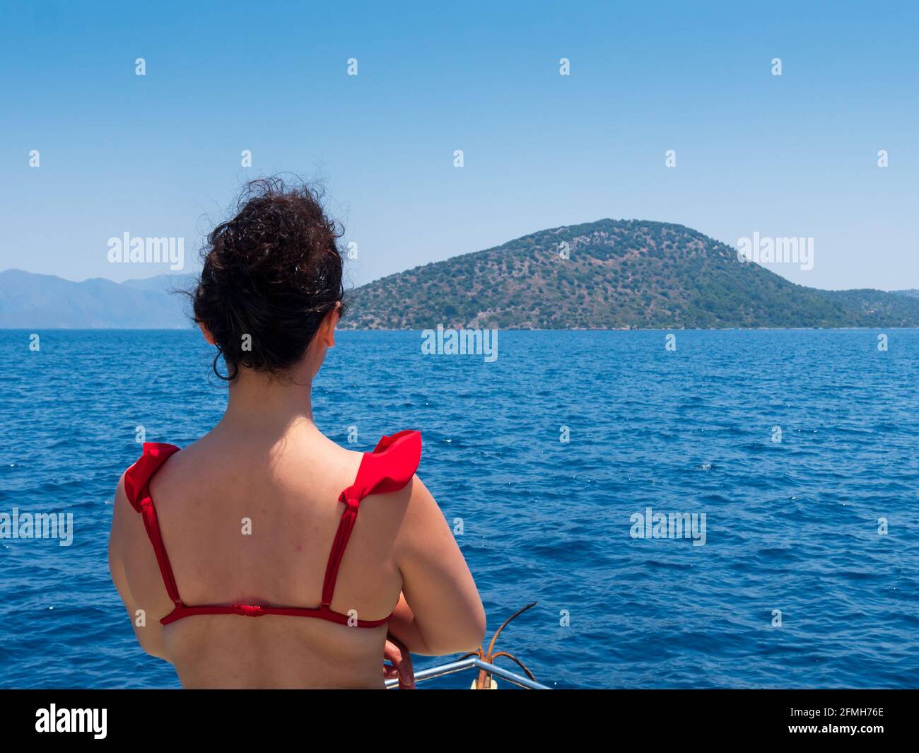 Vista dal retro di una bella donna sul ponte della barca. Concetto di vacanza estiva mare. Marmaris, Turchia Foto Stock