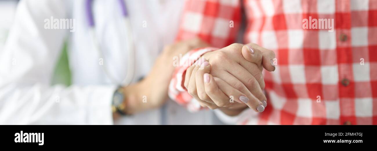 Medico in guanti di gomma che tengono una siringa con un closeup del medicinale Foto Stock