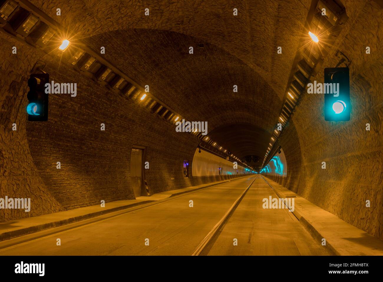 All'interno del tunnel di scorrimento del Diavolo. California state Route 1, pacifica e Montara, California, Stati Uniti. Foto Stock