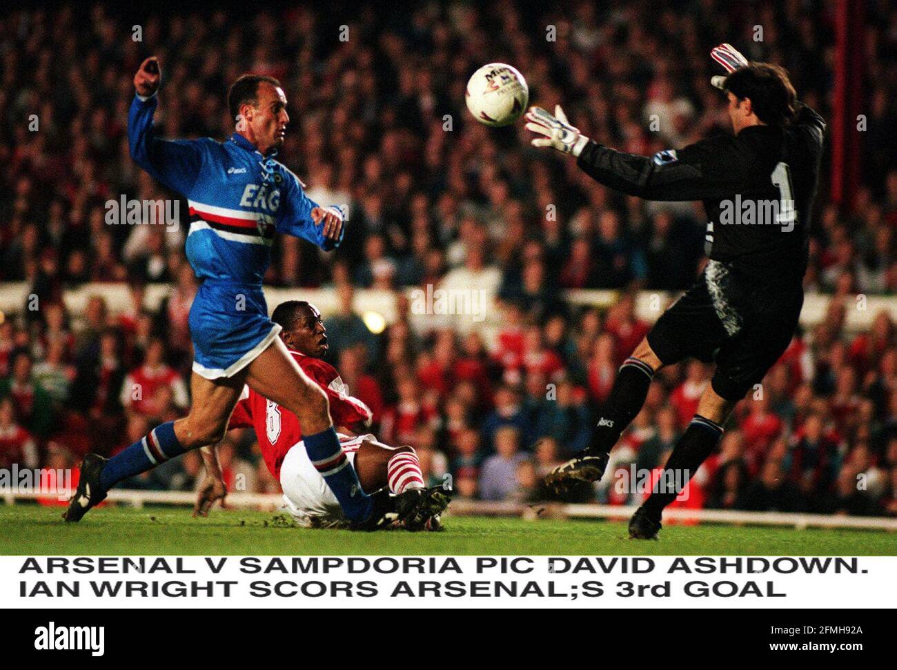 Ian Wright cade mentre il suo colpo batte il guardiano di Sampdoria e. Walter Zenga per Arsenal terzo obiettivo nella loro coppa europea I vincitori si aggiudicheranno la serata di Highbury las Foto Stock