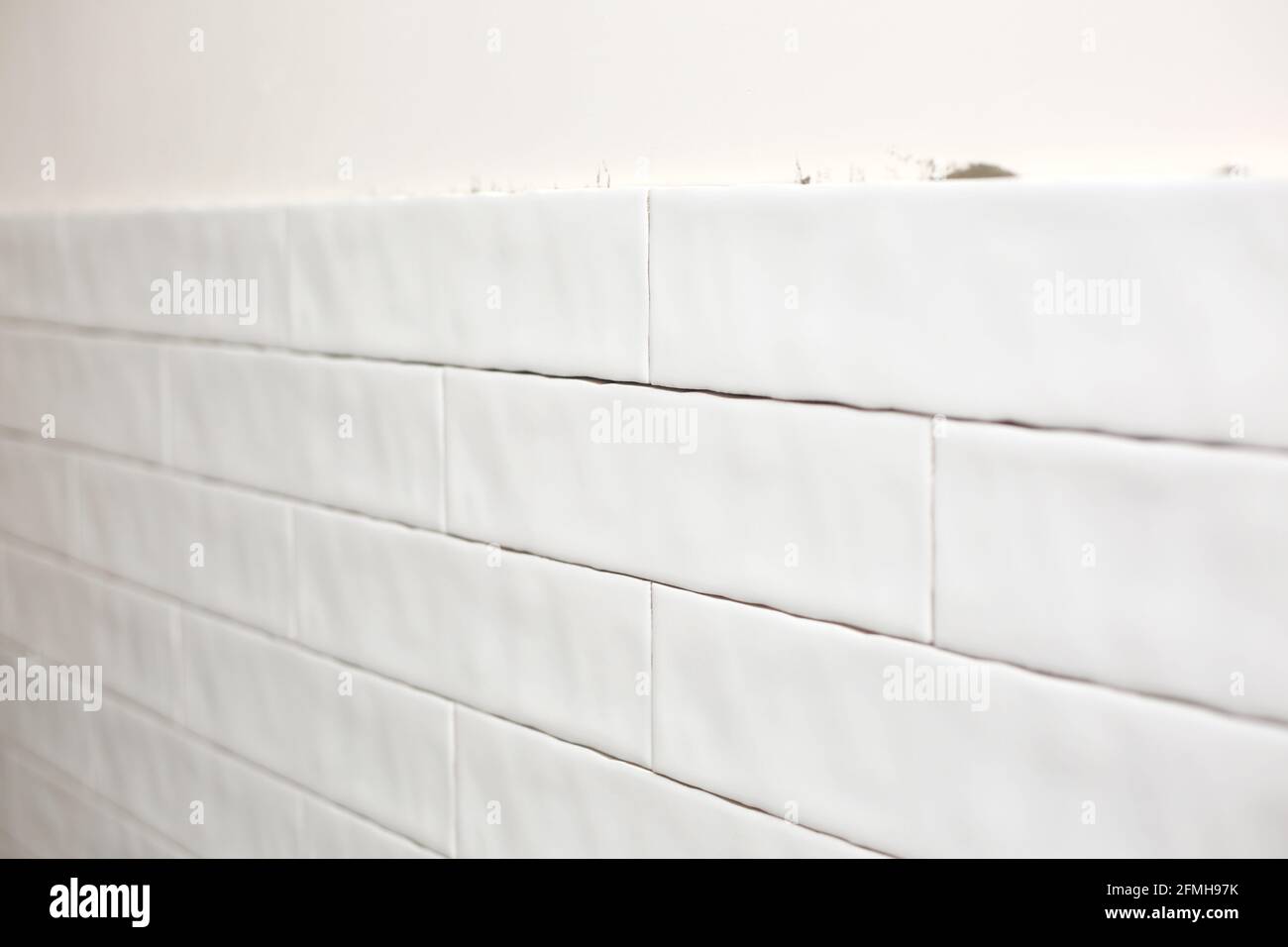 Piastrella rettangolare bianca in ceramica sulla parete della cucina.  Riparazioni in cucina. Eleganti piastrelle in ceramica bianca alla moda.  Ristrutturazione di appartamenti e bagni Foto stock - Alamy