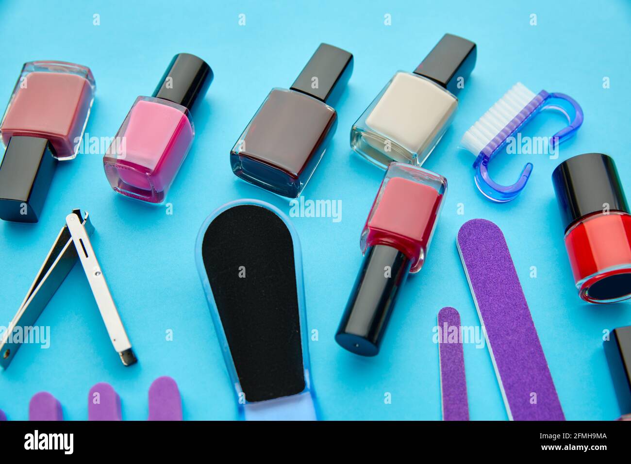 Prodotti per la cura delle unghie, lucidante a colori in bottiglie Foto Stock